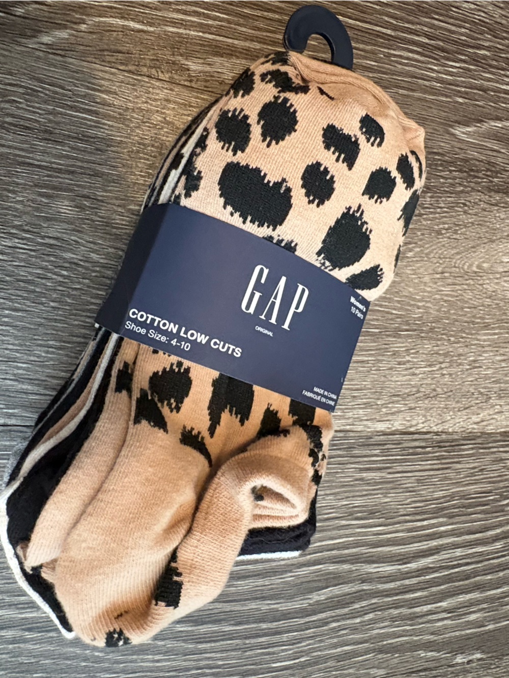 GAP Women’s Low-Cut Socks in Beige with Black Leopard Print (10 Pack)